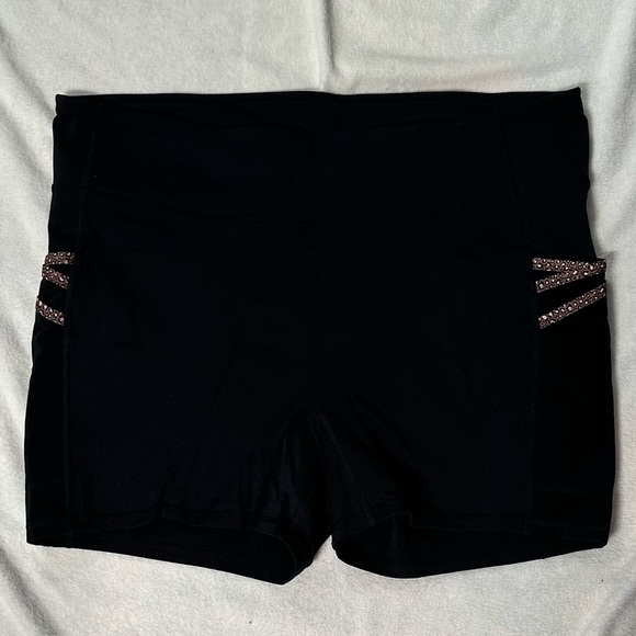 Fabletics Plus Size Trinity Motion 365 Mid Rise 5” Shorts in Black/Micro Leo 3X - Picture 4 of 7